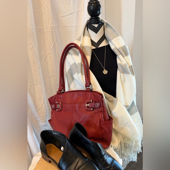 Vintage style Saint Padre Pio devotional medal pendant on a necklace - Picture 2 of 7